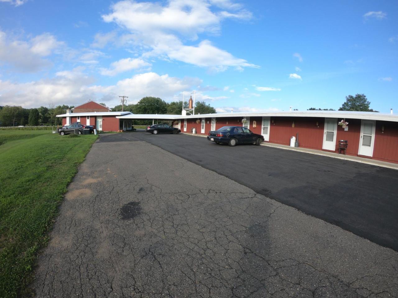 Copper Lantern Motor Lodge West Brookfield Exterior photo