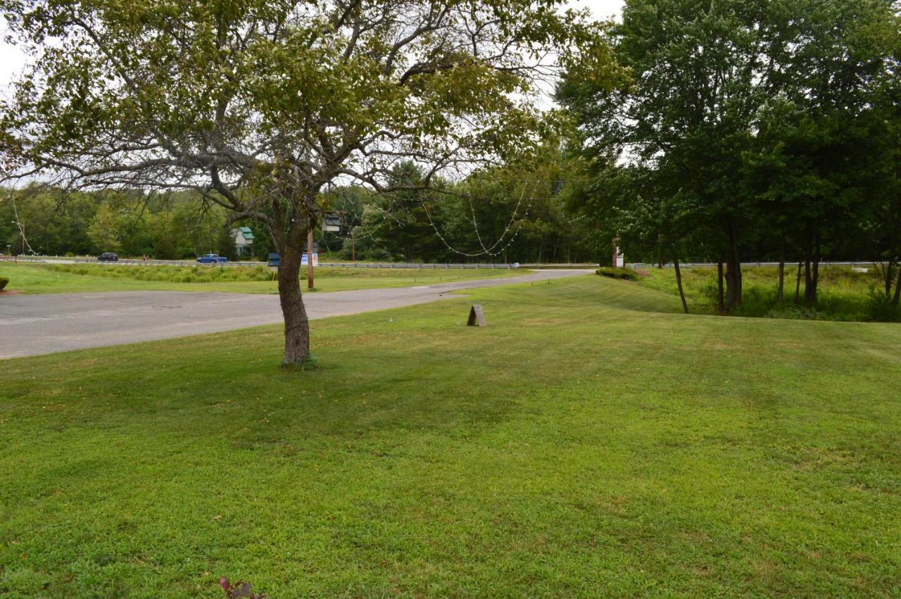 Copper Lantern Motor Lodge West Brookfield Exterior photo