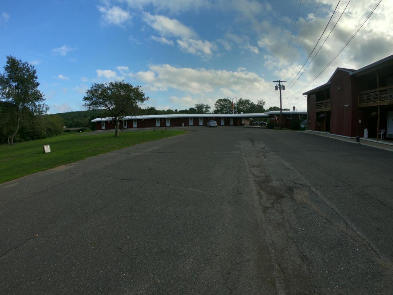 Copper Lantern Motor Lodge West Brookfield Exterior photo